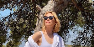 Η Βίκυ Καγιά με ολόσωμο μαγιό λευκό