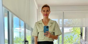 Η Βίκυ Καγιά με μαύρη φούστα και λευκά παπούτσια