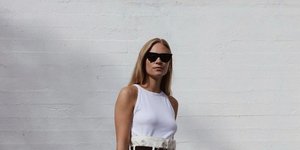 γυναίκα με τζιν στην εβδομάδα μόδας