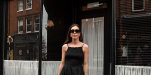 γυναίκα με φόρεμα στο δρόμο