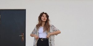 γυναίκα με υφασμάτινο παντελόνι 