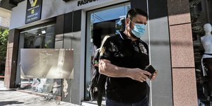 Ο Νίκος Χαρδαλιάς έξω από το κατάστημα της συζύγου του