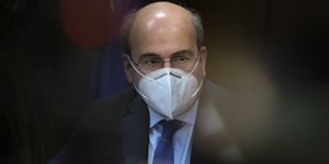 Ο Κωστής Χατζηδάκης με μάσκα