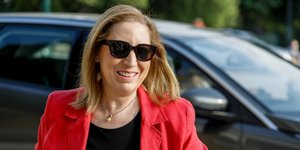 Η κ. Ξενογιαννακοπούλου με μαύρα γυαλια