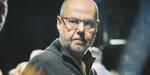 χουβαρδας κοιταει πλαι