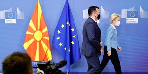 Ο πρωθυπουργός της Βόρειας Μακεδονίας, Ζόραν Ζάεφ, με την πρόεδρο της Κομισιόν Φον Ντερ Λάιεν