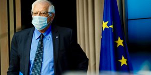 Ο Ζοζέπ Μπορέλ με μάσκα δίπλα σε σημαία της ΕΕ
