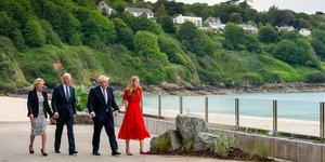 Μπάιντεν και Τζόνσον, μετά συζύγων, στην Κορνουάλη, για τους G7