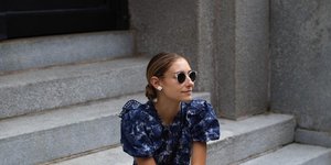 γυναίκα με φόρεμα