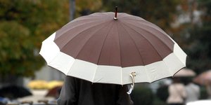 άνδρας με ομπρέλα ενώ βρέχει