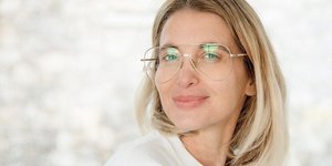 Η Νίκη Κάρτσωνα με λευκό τοπ