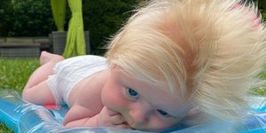 Ένα κατάξανθο αγόρι, ίδιο με τον Μπόρις Τζόνσον