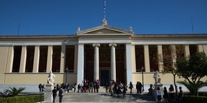 φοιτητές έξω από κτίριο Πρυτανείας ΕΚΠΑ