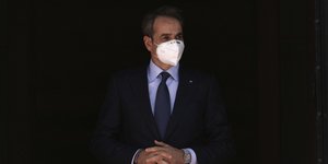 Κυριάκος Μητσοτάκης με μάσκα και κοστούμι σε είσοδο σε Μέγαρο Μαξίμου