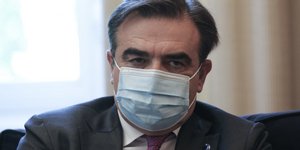 Μαργαρίτης Σχοινάς με μάσκα κάθεται