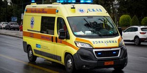 ασθενοφόρο ΕΚΑΒ στον δρόμο με αναμμένη σειρήνα