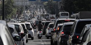 αυτοκίνητα προκαλούν κίνηση στους δρόμους