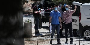 αστυνομικοί με πολιτικά ρούχα έξω από βαν αστυνομίας στον δρόμο