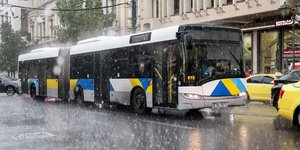 λεωφορείο με βροχή και κίνηση στους δρόμους