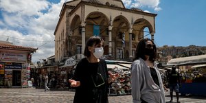 γυναίκες με μάσκες περπατούν στο Μοναστηράκι