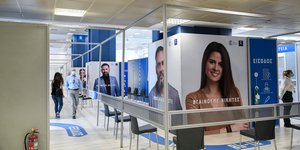 καρέκλες και αφίσες για εμβόλιο σε εμβολιαστικό κέντρο