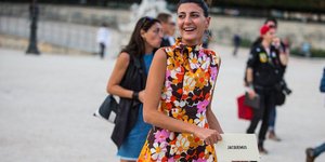 γυναίκα με φόρεμα με χρώματα