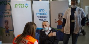 εμβολιαστικό κέντρο με κόσμο στο Ισραήλ