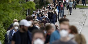 Κόσμος περιμένει στην ουρά για τον εμβολιασμό του στη Γερμανία