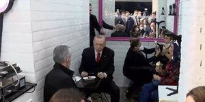 Η στιγμή που ο σωματοφύλακας του Ερντογάν (όρθιος πίσω του) κάνει παρατήρηση στην κοπέλα