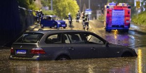 Πλημμυρισμένος δρόμος στη Στουτγάρδη της νοτιοδυτικής Γερμανίας