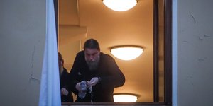 Ιερέας ρίχνει νερό στο πρόσωπό του μετά την επίθεση με βιτριόλι