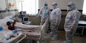 Νοσηλεία ασθενούς με Covid-19 σε ΜΕΘ νοσοκομείου της Ινδίας