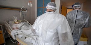 Νοσηλεία ασθενούς με Covid-19 σε νοσοκομείο της Ιταλίας