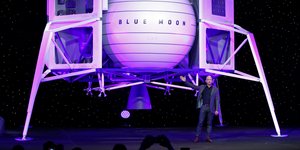 Ο Τζεφ Μπέζος μπροστά σ' ένα μοντέλο της σεληνάκατου Blue Moon