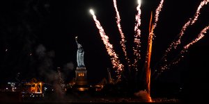 Πυροτεχνήμα στον ουρανό πάνω από το λιμάνι της Νέας Υόρκης και το Άγαλμα της Ελευθερίας