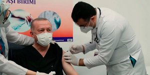 Ο Τούρκος πρόεδρος Ρετζέπ Ταγίπ Ερντογάν έκανε την πρώτη δόση του εμβολίου τον Ιανουάριο