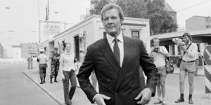 O αλησμόνητος Ρότζερ Μουρ ως Τζέιμς Μποντ στο Checkpoint Charlie του Βερολίνου το 1982 /