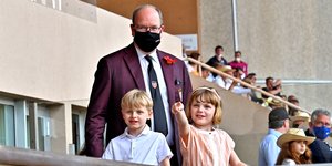 Ο πρίγκιπας Αλβέρτος με τα παιδιά του σε αγώνα ράγκμπι στο Μονακό