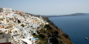 Η Σαντορίνη είναι ένα από τα ελληνικά νησιά που πιθανώς θα ενταχθεί στην πράσινη ταξιδιωτική λίστα της Βρετανίας