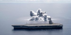 Η στιγμή της δοκιμαστικής έκρηξης δίπλα στο αεροπλανοφόρο