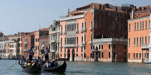 Γόνδολες με τουρίστες στο Canal Grande της Βενετίας 