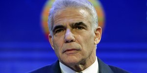 Γιαΐρ Λαπίντ με κοστούμι