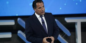 Γεωργιαδης δεμενα χερια