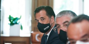 Ο Άδωνις Γεωργιάδης με μαύρη μάσκα