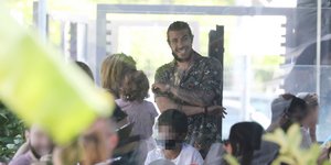 Άκης Πετρετζίκης πολύχρωμο πουκάμισο χαμόγελο Τζένη Μπότση