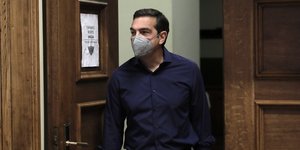 Ο πρόεδρος του ΣΥΡΙΖΑ, Αλέξης Τσίπρας, με μπλε πουκάμισο