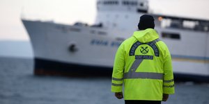 άνδρας με στολή από Λιμενικό κοντά σε λιμάνι