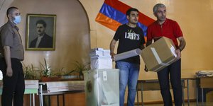 Αρμενία: Άνοιξαν οι κάλπες για τις πρόωρες βουλευτικές εκλογές που θα κρίνουν το μέλλον του απερχόμενου πρωθυπουργού Πασινιάν