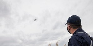 Drone σε συννεφιασμένο ουρανό