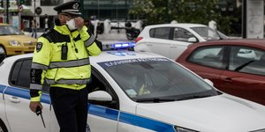 αστυνομικος πιανει μασκα
